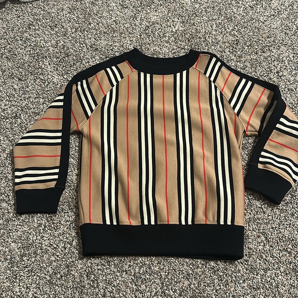 Unisex kids BURBERRY sweater. Size 6Y